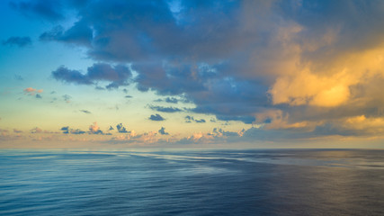 Naklejka na ściany i meble Sonnenaufgang auf dem Ozean