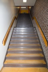 Grand escalier dans un édifice public