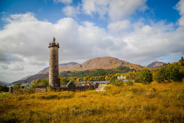 Fototapeta na wymiar Glenfinnan monument at the shores of Loch Shiel