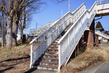 国道にかかる古い歩道橋