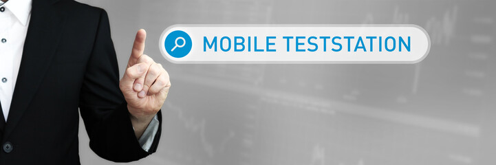 Mobile Teststation. Mann im Anzug zeigt mit dem Finger auf ein Suchfeld. Das Wort Mobile Teststation steht in der Suche. Symbol für Business, Finanzen, Statistik, Analyse, Wirtschaft