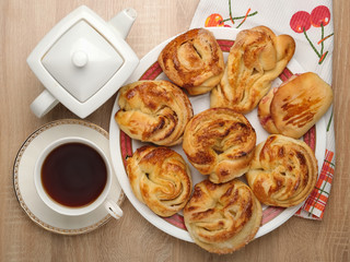 dish with Moscow rolls, tea and jam