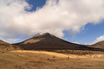 Fototapeta na wymiar Mount Yufu with Some Snow