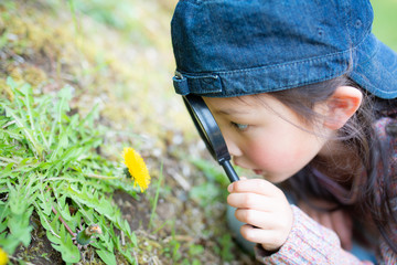 虫眼鏡で遊ぶ女の子