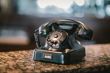 Altes Telefon auf Marmortisch 