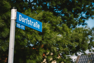 Fototapeta premium Straßenschild Dorfstraße 