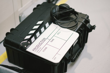 Filmklappe auf schwarzen Koffer