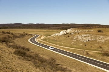 eine highway f&uuml;hrt durch die w&uuml;ste in der sahara, mit einem auto