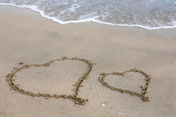 Herzen in den Sand gemalt