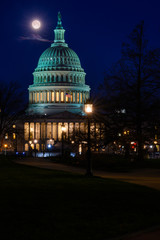 Fototapeta na wymiar Moon Setting Over the Capitol from the Library of Congress Grounds