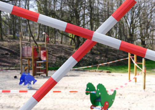 Abgesperrter Kinderspielplatz Coronavirus 