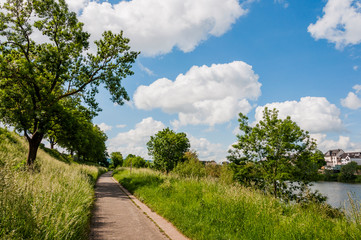 Trier, Mosel, Fluss, Moselufer, Uferweg, Moselschiffe, Radtour, Spazierweg, Römerbrücke, Moselbrücke, Brücke, Flussschifffahrt, Rheinland-Pfalz, Stadt, Altstadt, Frühling, Deutschland