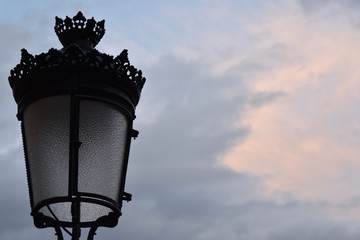 Fototapeta na wymiar street light against the evening sky