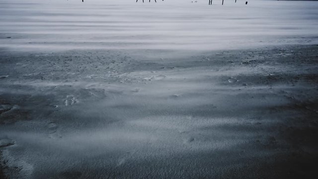 Sandsturm auf dem Strand. Sand weht &uuml;ber den sandigen Boden