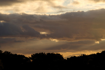 Fototapeta na wymiar 夕陽と雨雲と薄明光線