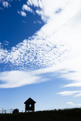 日本・北海道の多和平展望台、小屋のシルエット