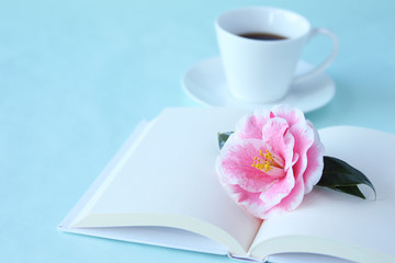 Obraz na płótnie Canvas 白い本とピンクの椿とコーヒー