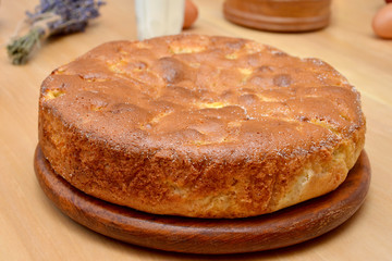  Charlotte pie on a wooden board