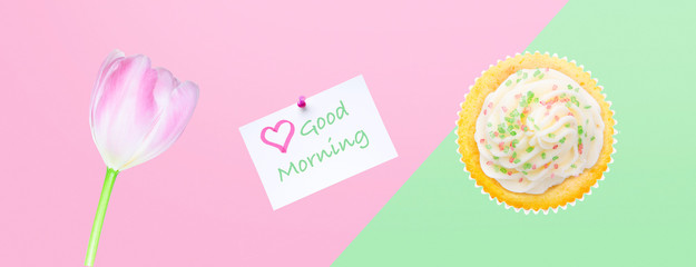 „Guten Morgen“ Gruß mit Blumen und Cupcake
