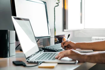 Person working from home at their desk with computers © Pol Solé