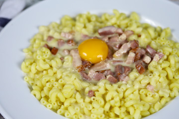 assiette de pâtes à la carbonara