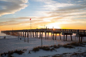 Obraz premium panama city beach florida ocean at shoreline with beautiul sunset clouds and pier into the water