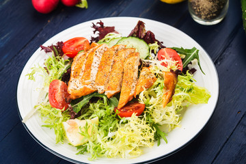 Chicken breast with fresh salad， Healthy lunch menu. Diet food.