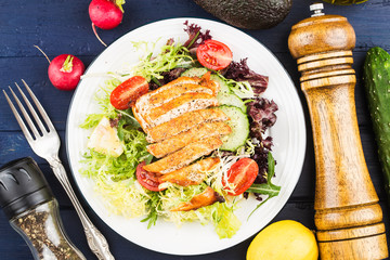 Chicken breast with fresh salad， Healthy lunch menu. Diet food.