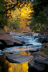 Obrazy na Szkle  Rzeka Presque Isle wije się przez jesienny krajobraz w Parku Stanowym Porcupine Mountains Wilderness na Górnym Półwyspie Michigan.