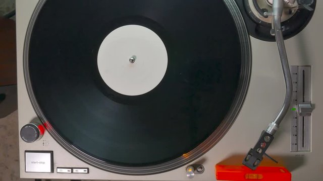 Starting the turntable with a brush cleans the surface of the disc, then rests the head and listens to the disc