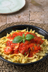 pasta fresca con salsa di pomodoro e basilico