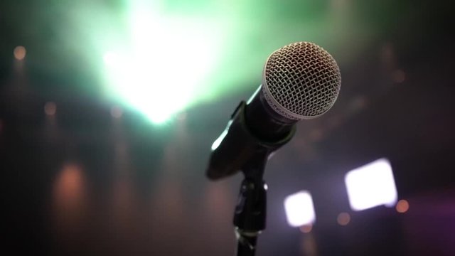 Imágenes de micrófono antes de un concierto en un escenario a contraluz 