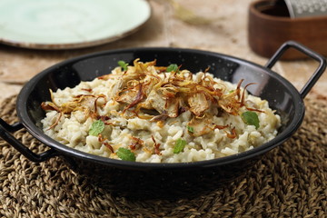 risotto con carciofi in padella di metallo