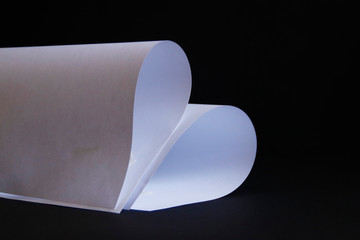 Herzform zwei Blätter mit schwarzem Hintergrund