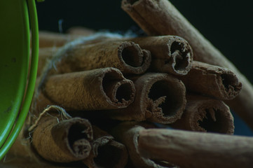 Canela en rama apilada en la mesa