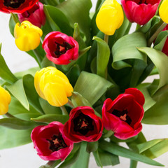 Bouquet de tulipes rouges et jaunes