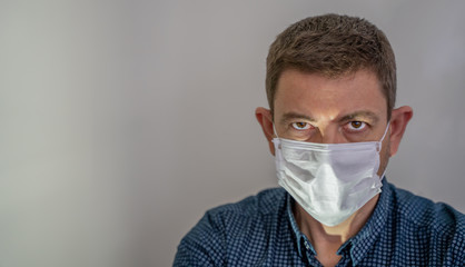 Coronavirus Covid 19. Homme avec masque. protection contre les virus et les infections