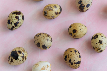 Obraz premium Quail eggs on pink background