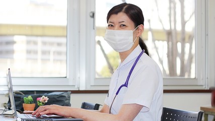 女性　コロナ　予防　マスク　看護師　ドクター