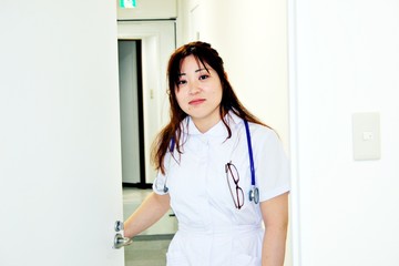 女性　ドクター　看護師　巡回