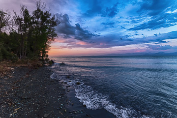Obraz premium Sunset on the shore of Lake Sevan