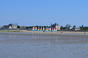 Naklejka premium Chars à voile sur la plage d'Asnelles (Calvados - Normandie)