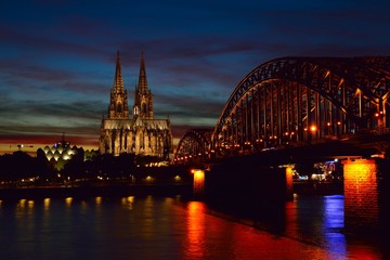 Fototapeta na wymiar Der Kölner Dom mit Hohenzollernbrücke