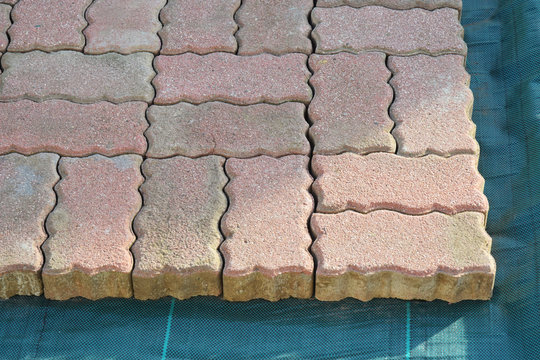 Jardinage : cr&eacute;ation d'une all&eacute;e en pav&eacute;s autobloquants.