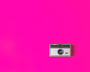 Obraz premium Retro vintage Photo Camera on a fuchsia Background