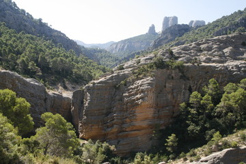 Fototapeta na wymiar Cascada entre rocas