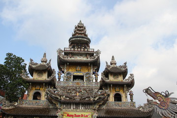 Obraz premium The main building of the bottle temple of the Buddhist pagoda Lin Phuoc in Dalat with a dragon figure, Vietnam