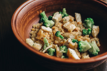 Chicken fillet with broccoli and 
lentils. 