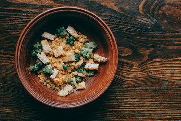 Chicken fillet with broccoli and 
lentils. 