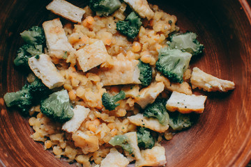 Chicken fillet with broccoli and 
lentils. 